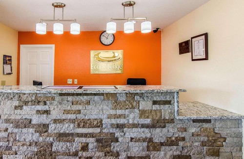 Bristol Cabin | Budget-Friendly Econo Lodge Near Motor Speedway with Hot Tub