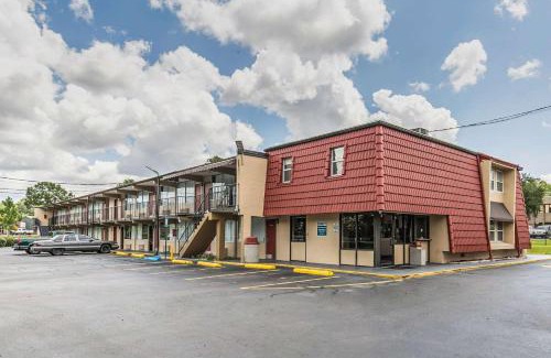 Tallahassee Cabin | Budget-Friendly Econo Lodge North with Family Amenities
