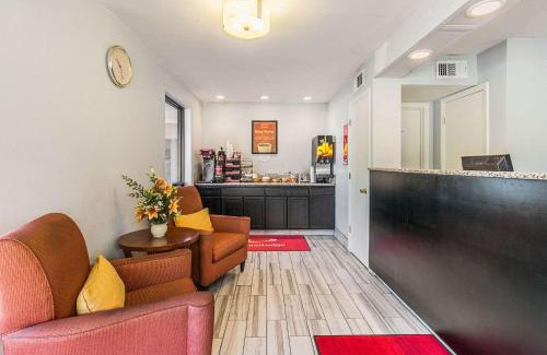 Tallahassee Cabin | Budget-Friendly Econo Lodge North with Family Amenities