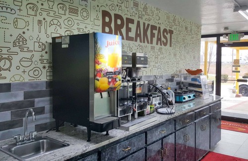 Oak Grove Hotel | Budget-Friendly Econo Lodge Oak Grove with Great Amenities