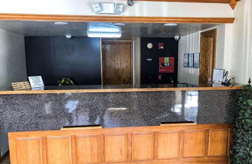 Oklahoma City Cabin | Budget-Friendly Econo Lodge: Family and Pet-Friendly Stay