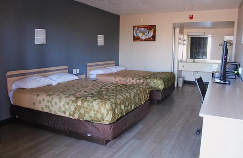 Paducah Hotel | Budget-Friendly Econo Lodge Paducah West with Kitchen Amenities