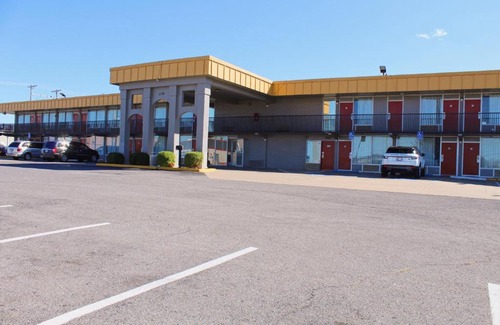 Paducah Hotel | Budget-Friendly Econo Lodge Paducah West with Kitchen Amenities