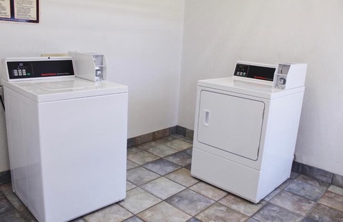 Paducah Hotel | Budget-Friendly Econo Lodge Paducah West with Kitchen Amenities