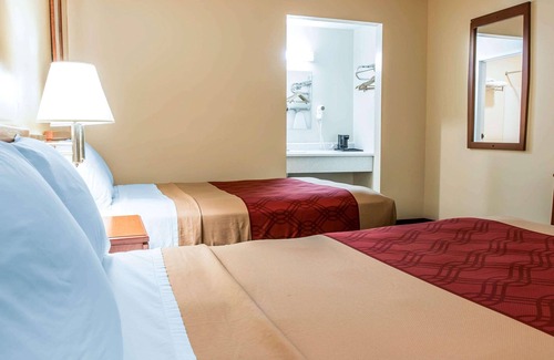 Paw Paw Hotel | Budget-Friendly Econo Lodge Paw Paw: Pet-Friendly Stays