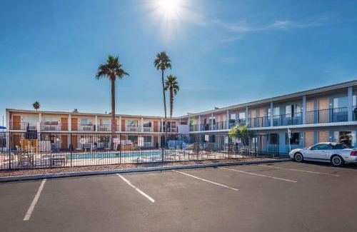 Westown Commercial Center Cabin | Budget-Friendly Econo Lodge Phoenix North I-17 with Pool