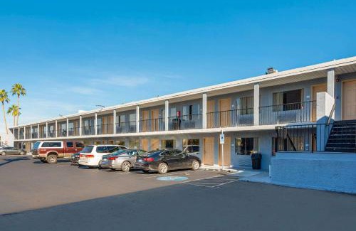 Westown Commercial Center Cabin | Budget-Friendly Econo Lodge Phoenix North I-17 with Pool