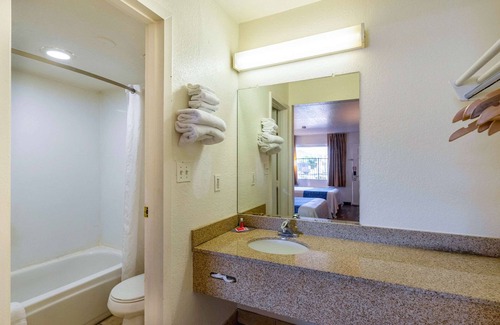 Westown Commercial Center Hotel | Budget-Friendly Econo Lodge Phoenix North with Spa & Breakfast
