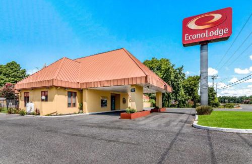 Pocomoke City Cabin | Budget-Friendly Econo Lodge in Pocomoke City with Pool & Pets