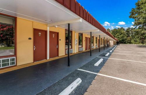 Pocomoke City Cabin | Budget-Friendly Econo Lodge in Pocomoke City with Pool & Pets