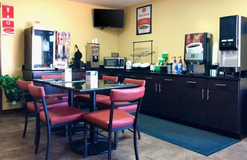 Purcell Cabin | Budget-Friendly Econo Lodge with Breakfast and Hot Tub