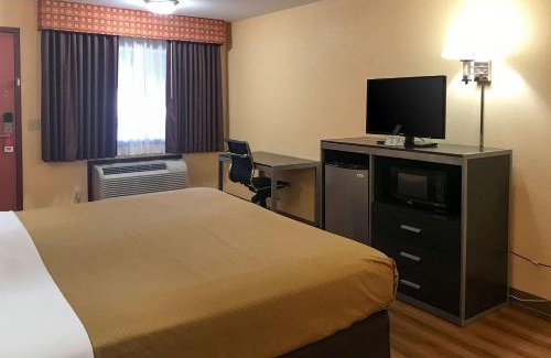 Purcell Cabin | Budget-Friendly Econo Lodge with Breakfast and Hot Tub