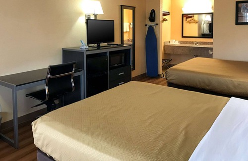 Purcell Hotel | Budget-Friendly Econo Lodge Purcell with Great Amenities