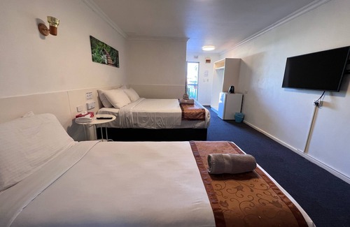 Rivervale Hotel | Budget-Friendly Econo Lodge Rivervale with Pool & Restaurant