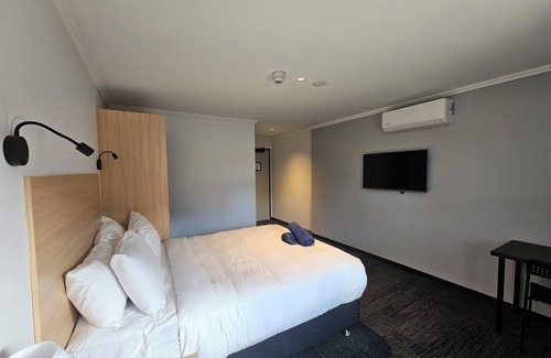 Rivervale Hotel | Budget-Friendly Econo Lodge Rivervale with Pool & Restaurant