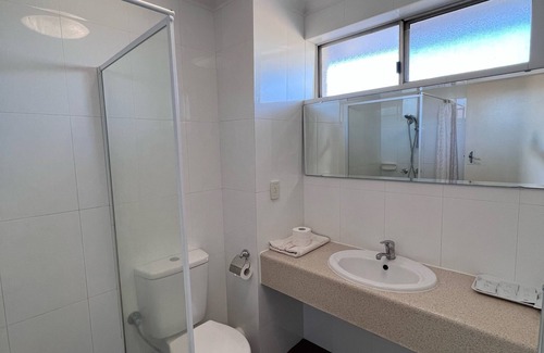 Rivervale Hotel | Budget-Friendly Econo Lodge Rivervale with Pool & Restaurant