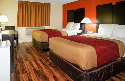 Rome Cabin | Budget-Friendly Econo Lodge with Family Amenities