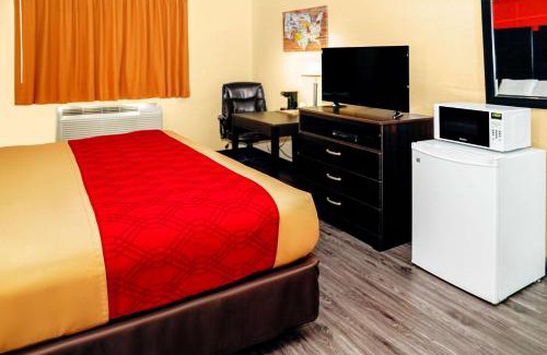 Rome Cabin | Budget-Friendly Econo Lodge with Family Amenities