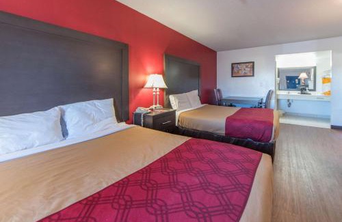 Ruther Glen Cabin | Pet-Friendly Econo Lodge: Family Stay with Breakfast Included