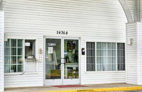 Ruther Glen Cabin | Pet-Friendly Econo Lodge: Family Stay with Breakfast Included