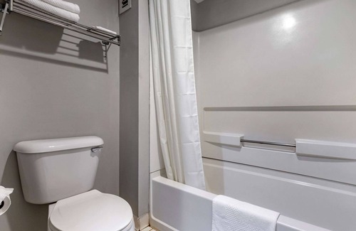 Russellville Hotel | Convenient Econo Lodge Saint Stephen with Breakfast Included