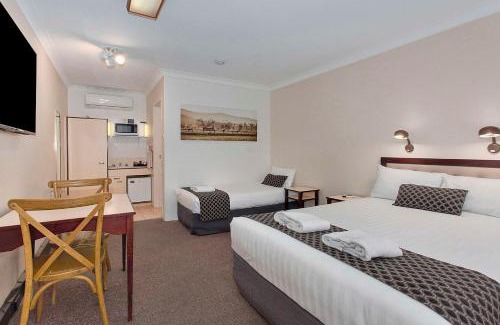 Hillvue Hotel | Family-Friendly Econo Lodge Savannah Park with Ocean Views