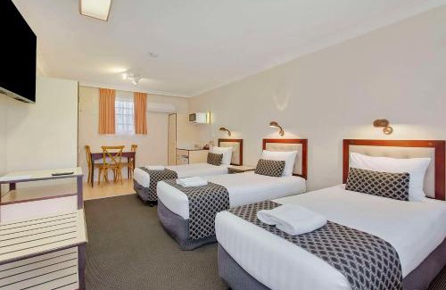 Hillvue Hotel | Family-Friendly Econo Lodge Savannah Park with Ocean Views