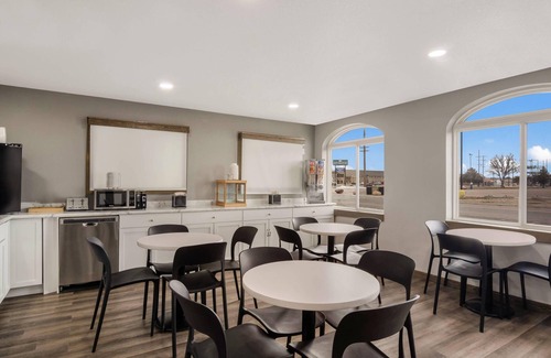 Scottsbluff Hotel | Budget-Friendly Stay at Econo Lodge with Pool & Breakfast