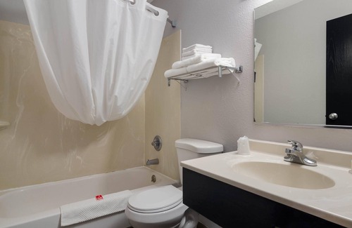 Scottsbluff Hotel | Budget-Friendly Stay at Econo Lodge with Pool & Breakfast