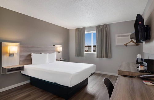 Scottsbluff Hotel | Budget-Friendly Stay at Econo Lodge with Pool & Breakfast