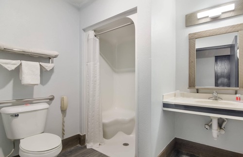 Scottsbluff Hotel | Budget-Friendly Stay at Econo Lodge with Pool & Breakfast