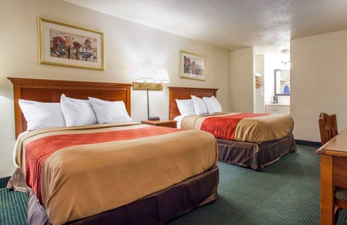 Somers Point Hotel | Budget-Friendly Econo Lodge Somers Point with Pool & Spa