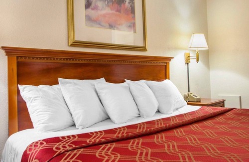 Somers Point Hotel | Budget-Friendly Econo Lodge Somers Point with Pool & Spa