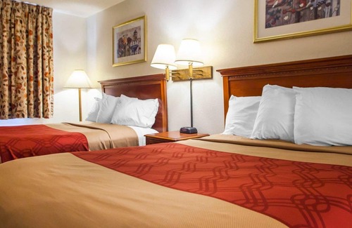 Somers Point Hotel | Budget-Friendly Econo Lodge Somers Point with Pool & Spa