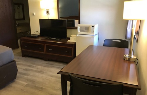 St. Albans Hotel | Budget-Friendly Econo Lodge St Albans with Family Amenities