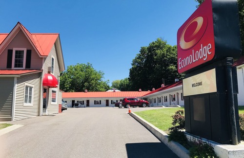 St. Albans Hotel | Budget-Friendly Econo Lodge St Albans with Family Amenities