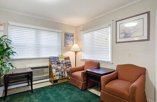 Sturbridge Hotel | Budget-Friendly Econo Lodge Sturbridge with Breakfast & Kitchen