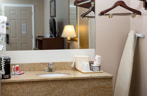 Sturbridge Hotel | Budget-Friendly Econo Lodge Sturbridge with Breakfast & Kitchen