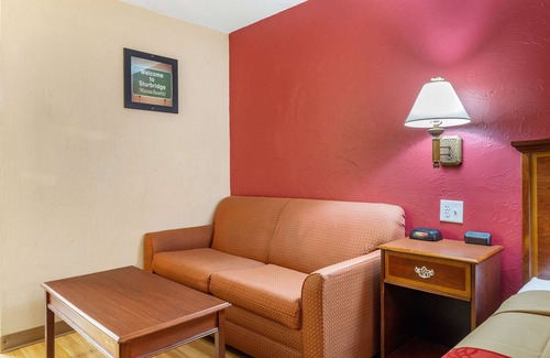 Sturbridge Hotel | Budget-Friendly Econo Lodge Sturbridge with Breakfast & Kitchen