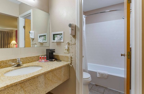 Sturbridge Hotel | Budget-Friendly Econo Lodge Sturbridge with Breakfast & Kitchen