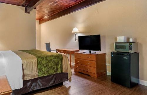 Tallahassee Cabin | Budget-Friendly Econo Lodge - Family Welcoming Stay