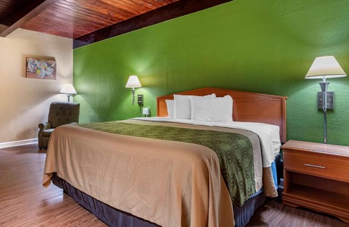 Tallahassee Cabin | Budget-Friendly Econo Lodge - Family Welcoming Stay