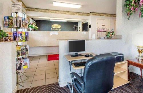 Troy Cabin | Budget-Friendly Econo Lodge with Family Amenities & Kitchen
