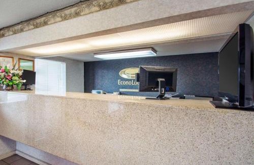 Troy Cabin | Budget-Friendly Econo Lodge with Family Amenities & Kitchen
