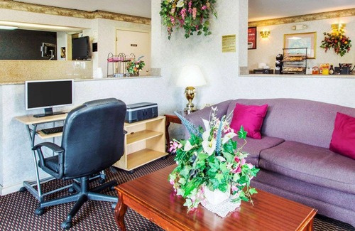 Troy Hotel | Budget-Friendly Econo Lodge Troy with Pool & Breakfast