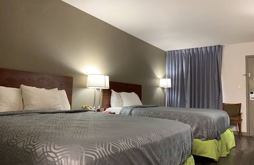 Troy Hotel | Budget-Friendly Econo Lodge Troy with Pool & Breakfast