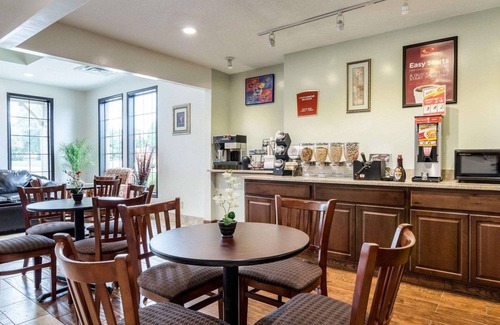 Sunset Hills Hotel | Affordable Econo Lodge University with Family-Friendly Amenities