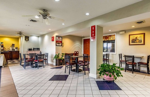 Berea Hotel | Budget-Friendly Econo Lodge with Family Dining & More