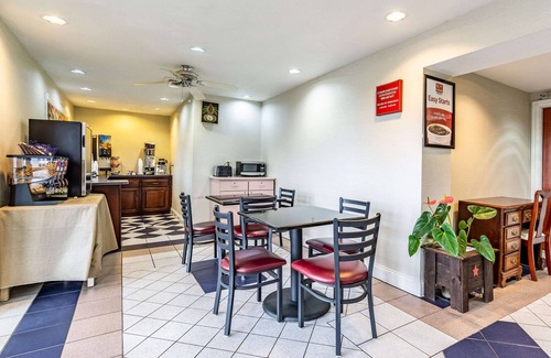 Berea Hotel | Budget-Friendly Econo Lodge with Family Dining & More