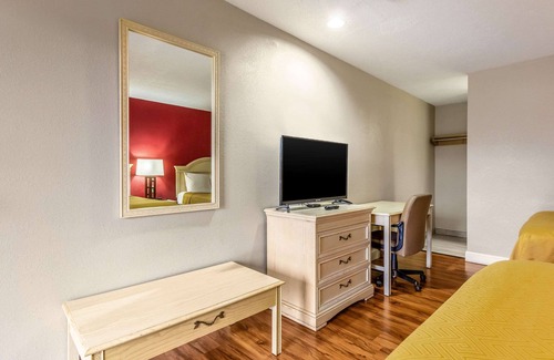 Berea Hotel | Budget-Friendly Econo Lodge with Family Dining & More